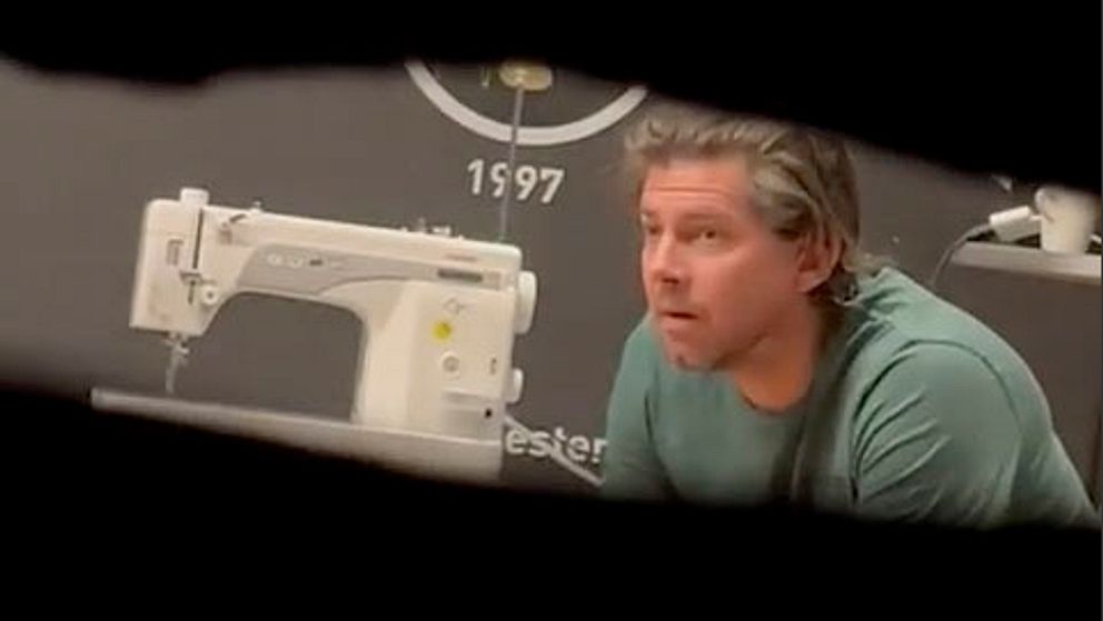 Symaskin på skrivbord, årtal 1997 synligt på väggen i bakgrunden.