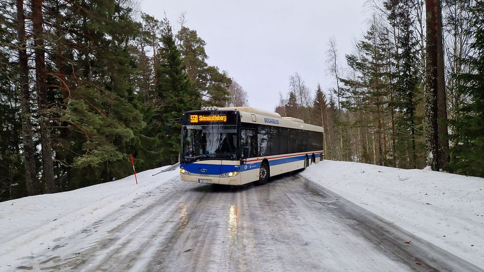 Buss mellan Köping och Skinnskatteberg som sladdade på väg 596 söder om Skinnskatteberg.