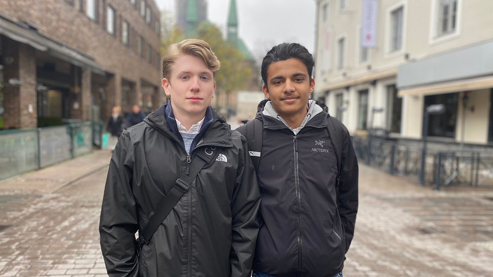 Bild på två unga killar på en gata i Linköping