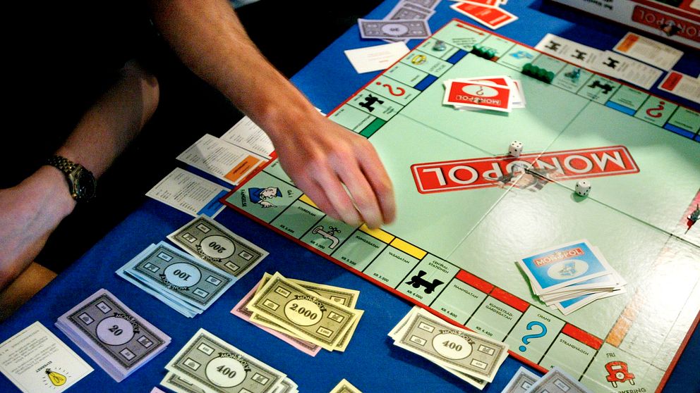 Personer spelar monopol