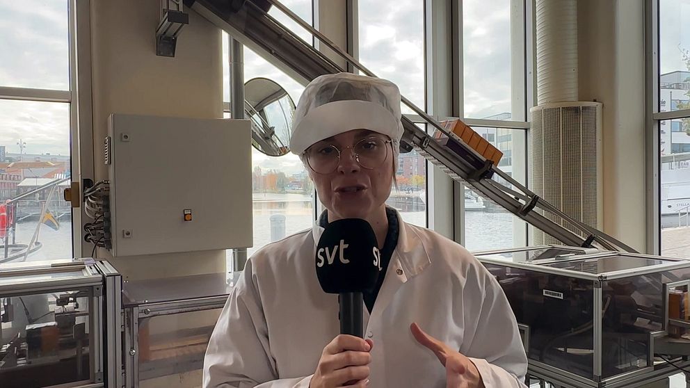 SVT:s reporter Maria Krums inne i kaffeproduktionen.