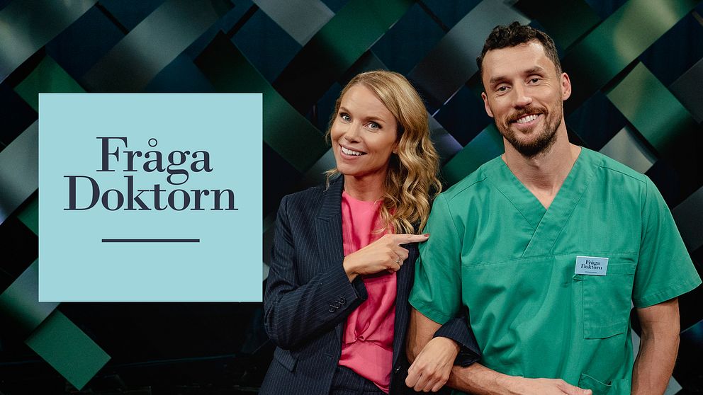 Två personer bredvid varandra i studio, en i kostym och en i sjukvårdskläder, Fråga Doktorn-logga.