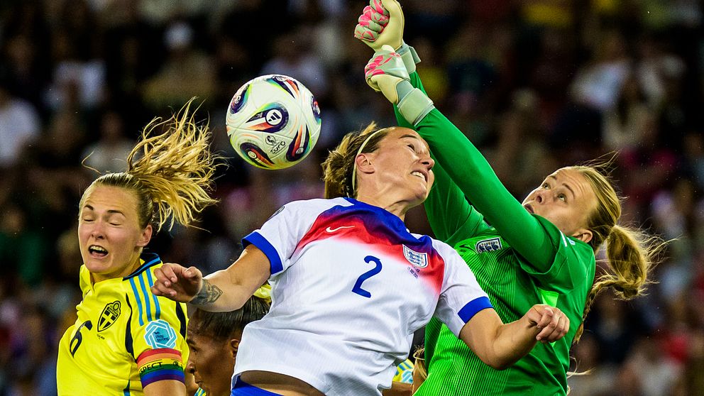 Svensk målvakt i duell med engelsk spelare under fotbolls-EM-match mellan Sverige och England