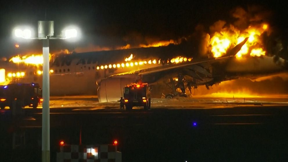 Flygplan brinner på Hanedo-flygplatsen i Tokyo