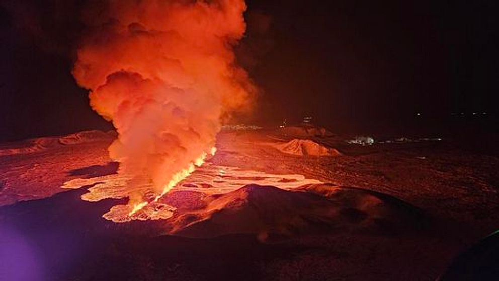 Magma tränger upp ur jorden, glöd och rökmoln