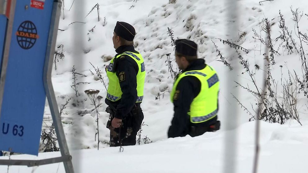 Poliser ser ut över platsen där byggplatsen i Sundbyberg rasade