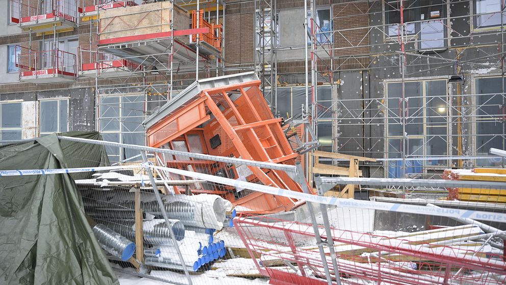 Fem personer omkom i en arbetsplatsolycka i Sundbyberg den 11 december då en bygghiss rasade 20 meter.