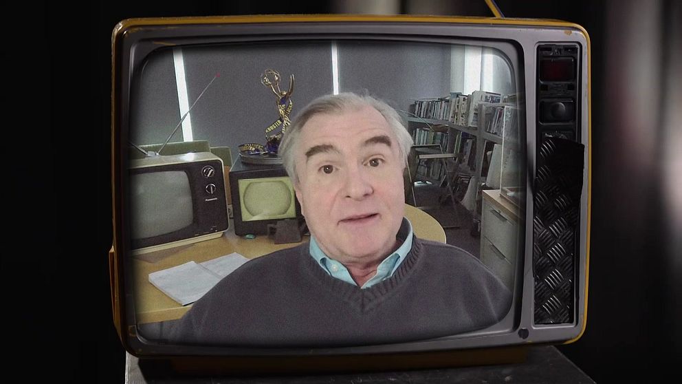 Robert J Thompson som är professor i tv och populärkultur vid Syracuse University sitter på en stol i sitt kontor.