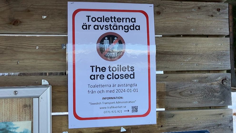 Bild på lapp på anslagstavla där det står ”toaletterna är avstängda”.