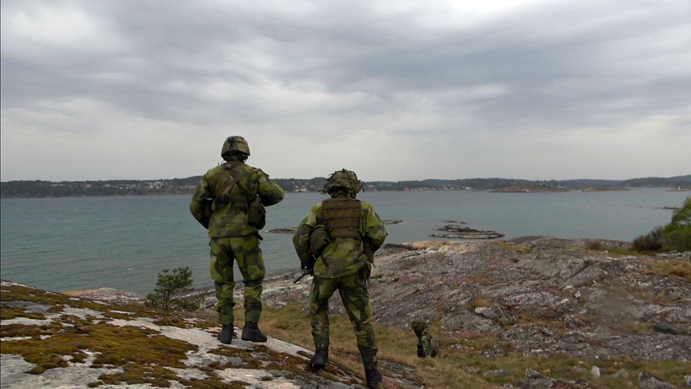 Soldater ute på öar i vintern i Göteborgs skärgård.