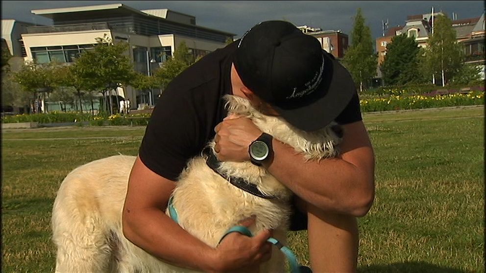 Mikael Lindnord kramar sin hund Arthur.