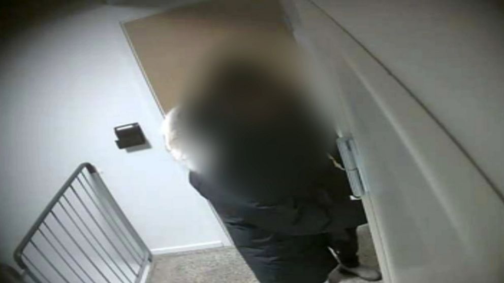 Två personer fotograferade av en hemlig kamera, går in i en lägenhet.