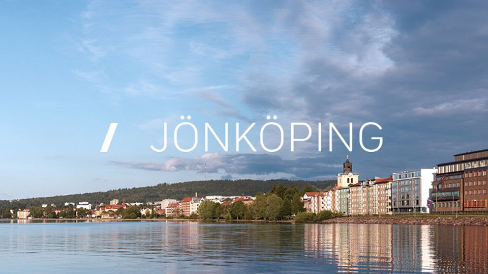 stadsvy med sjö i förgrunden, berg och himmel i bakgrunden och texten Jönköping mitt på