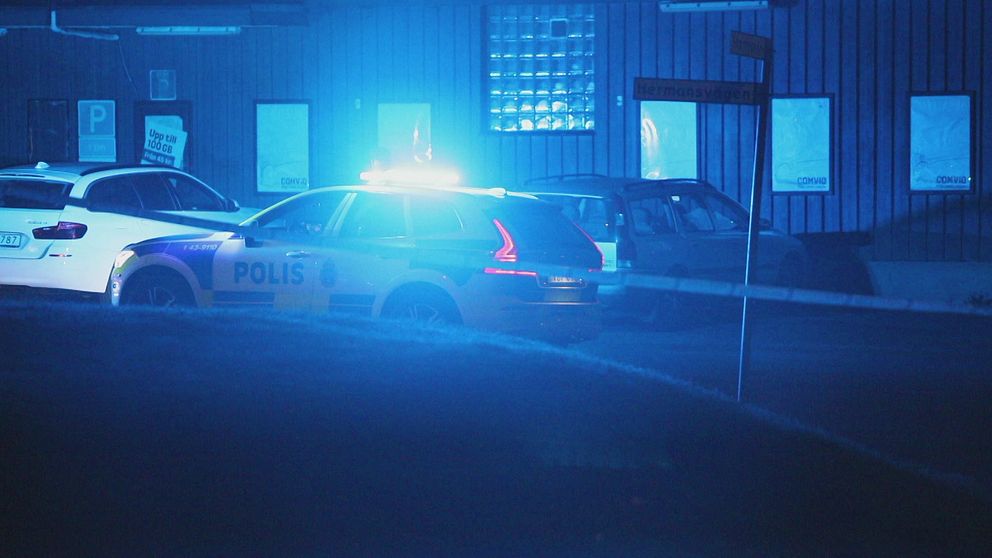 En polisbil efter skottlossning på Rosenlund.