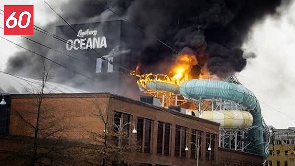 Branden på vattenparkern Oceana i Göteborg krävde ett liv och flera skadades lindrigt när den bröt ut den 12 februari. Här ser man hur lågor slår ut från den vattenrutchkana som branden började i.