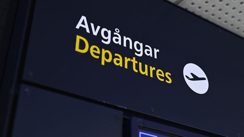 Skylt på en flygplats som visar ”Avgångar” på svenska och ”Departures” på engelska med en ikon av ett flygplan.