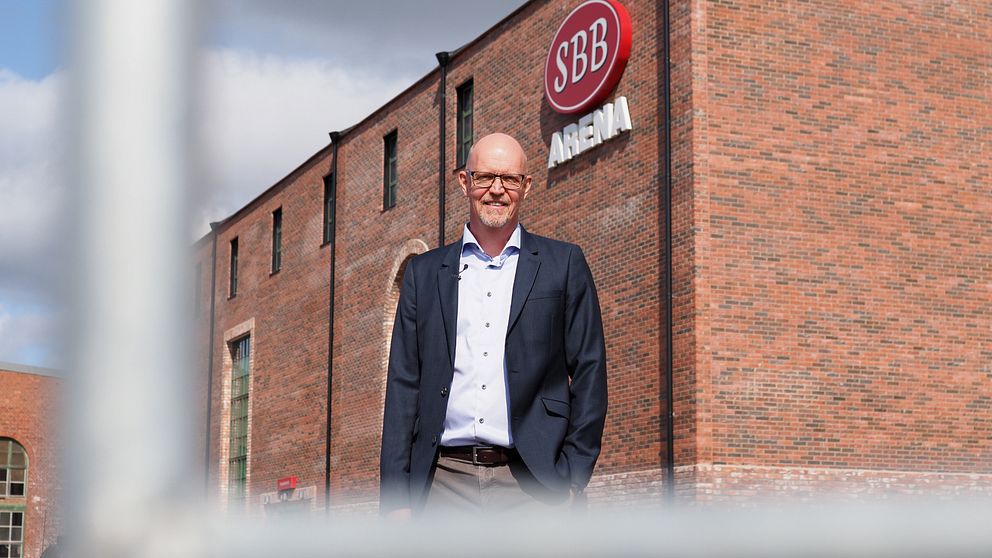 Man framför idrottsarena