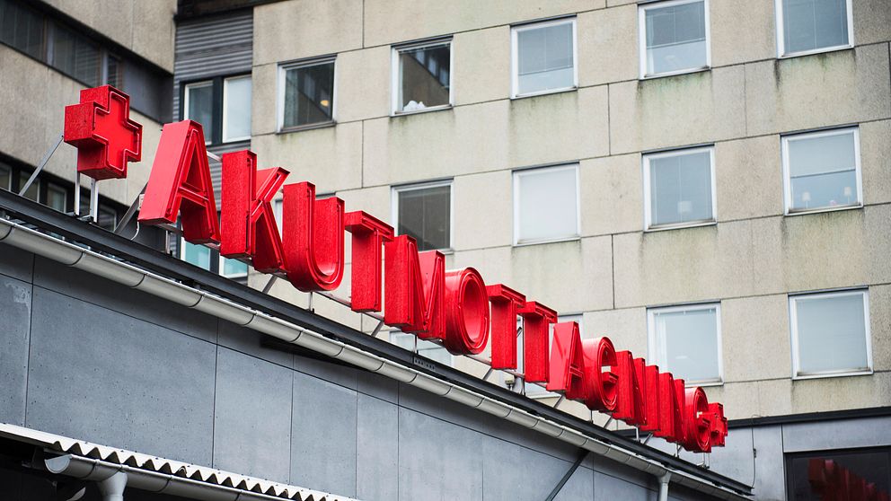 Skylt med texten ”Akutmottagning” på en sjukhusbyggnad.