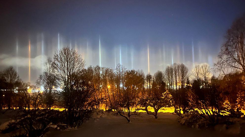 Ljuspelare på himlen. Där gatulysens ljus reflekteras upp i himlen. Ser nästan ut som norrsken.