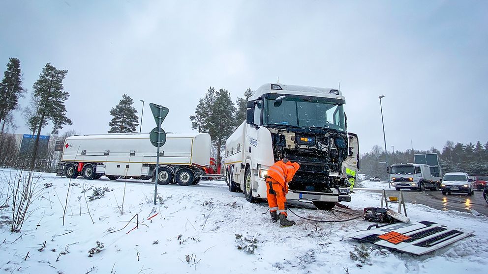 En räddningsarbetare vid en av lastbilarna i olyckan.