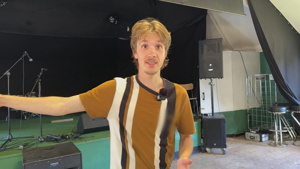 Sebastian Wolmner visar upp scenen på Möja dansbana