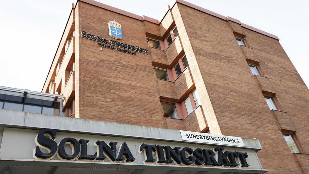 Fasaden av Solna tingsrätt, en byggnad i tegel med en tydlig skylt som visar namnet och adressen, Sundbybergsvägen 5. Byggnaden har flera fönster och en logotyp ovanför ingången.