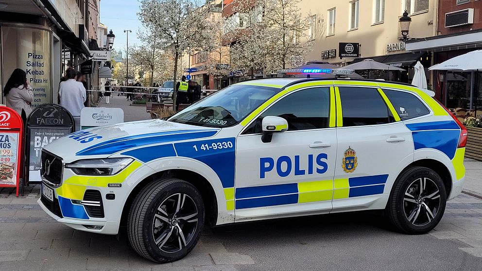 Polisbil i centrala Nyköping