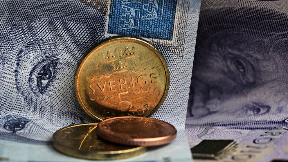 En femkrona och svenska sedlar