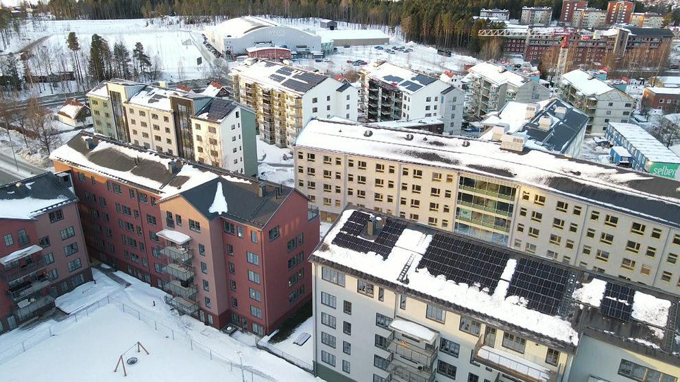 En bild ovanifrån på massa lägenhetshus.