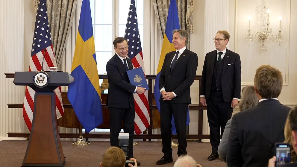 Här lämnar Ulf Kristersson (M) över Sveriges anslutningsinstrument till USA:s utrikesminister Antony Blinken i Washington DC.