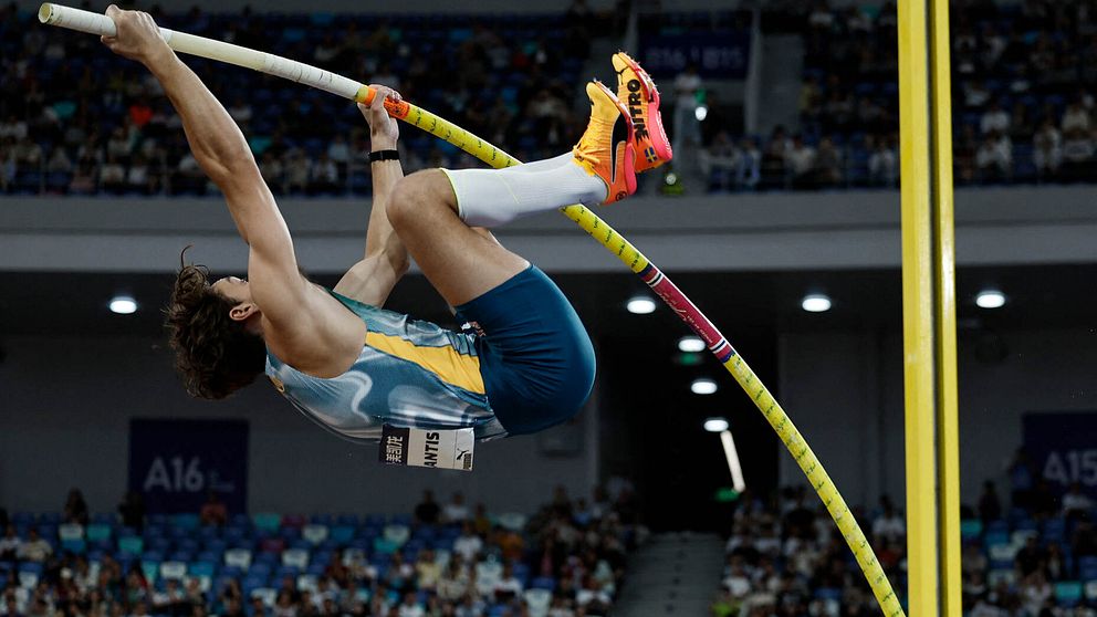 Armand ”Mondo” Duplantis hoppar stavhopp och sätter världsrekord på 6,24m.