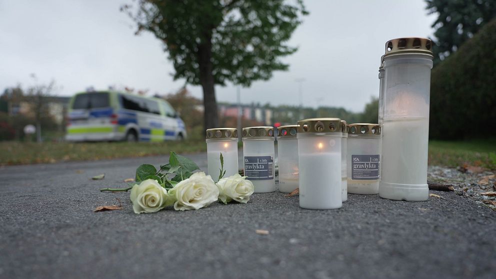 Ljus och blommor på platsen i Ronna där 41-åringen blev mördad. Nu åtalas två misstänkta män för mordet på 41-åringen..