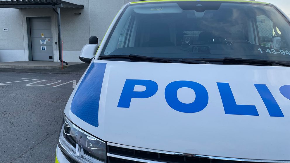 Framsidan av en polisbil parkerad framför en byggnad.