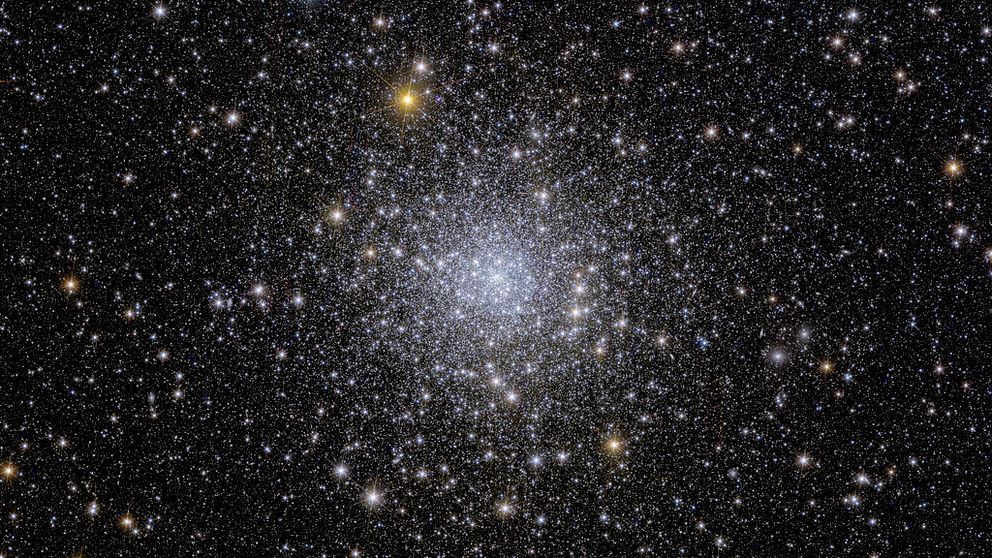 Bild från teleskopet Euclid där hundratusentals galaxer syns.