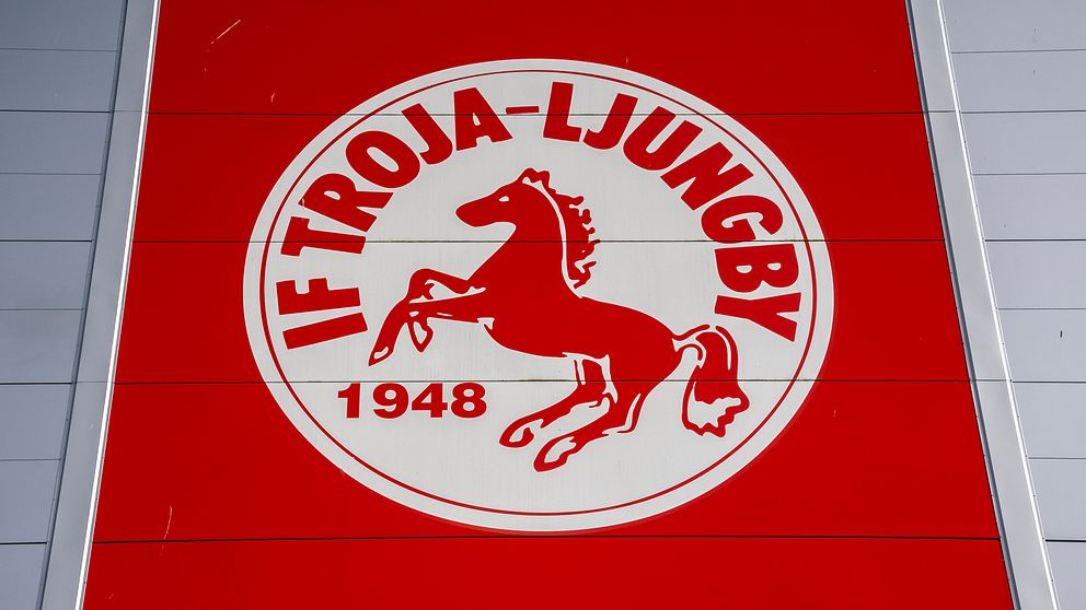 IF Troja-Ljungby-logotyp på röd bakgrund. Logotypen visar en stegrande häst.