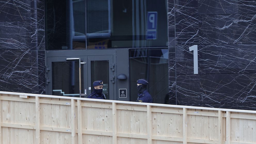 Två poliser står utanför företaget Elbit Systems lokaler.