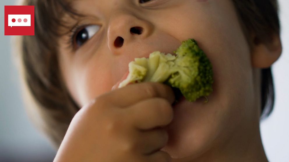 Ett barn som äter broccoli