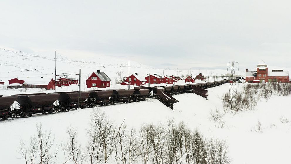 Bild på ett malmtåg och en vagn som spårat ur.