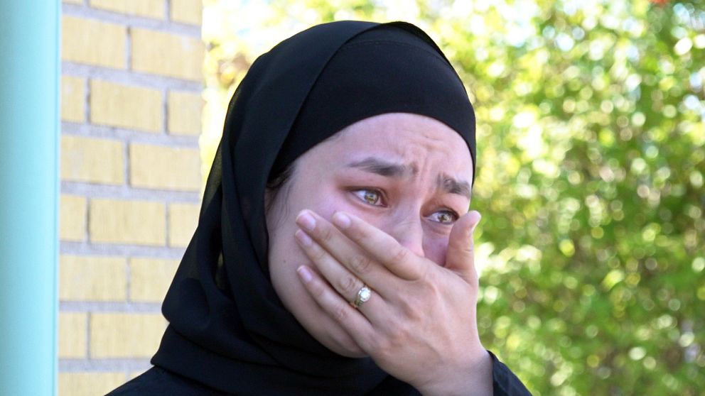 Masoome utomhus vid tegelvägg, klädd i svart hijab, berättar om skolskjutningen.