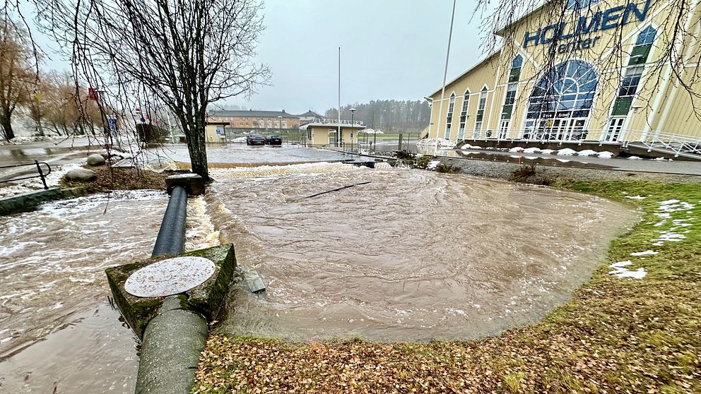 Vatten har översvämmat en idrottshall