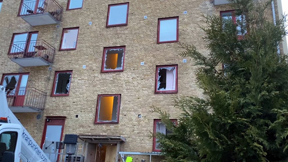 Fasad på hus som fått fönster krossade av explosionen.