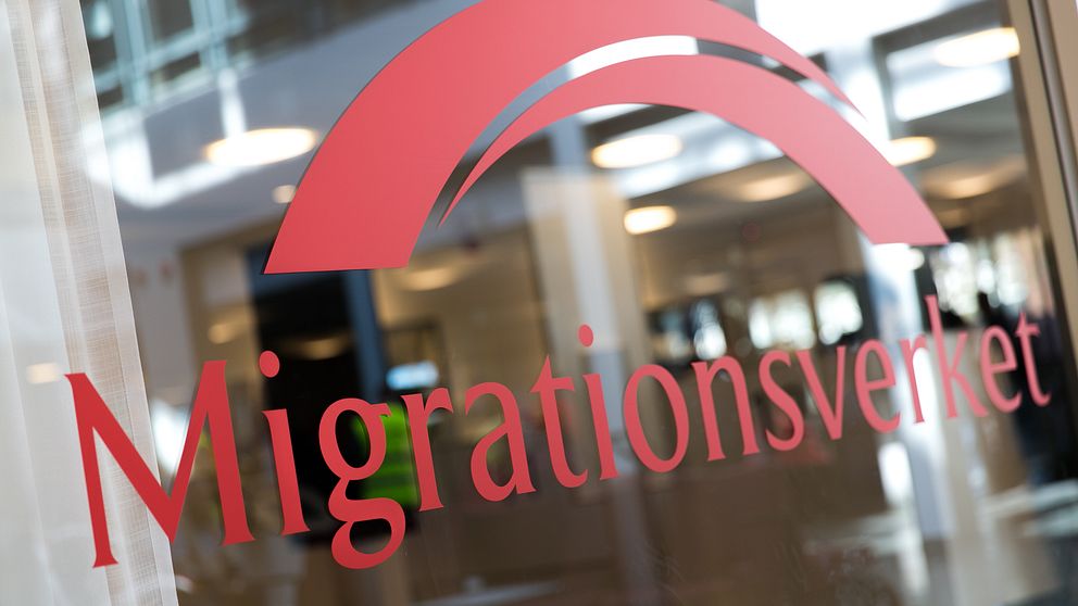 Migrationsverkets logga på en glasdörr