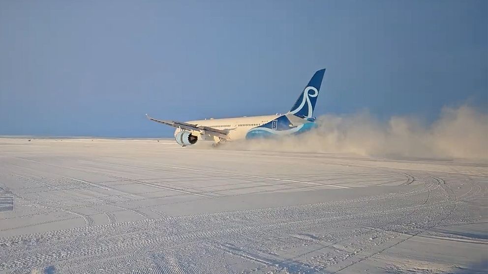 För första gången någonsin har en Boeing 787 landat i Antarktis och därmed blivit det största passagerarplanet någonsin att göra just det.  – Det här är väldigt stort, större än vad jag trodde faktiskt sett till intresset som det här har fått, säger Sven Lidström, operationsansvarig vid Troll Station.