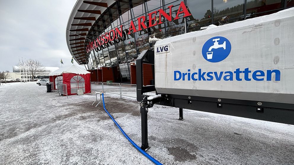 En stor tank med dricksvatten står intill Göransson Arena i Sandviken.