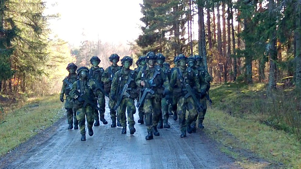 Värnpliktiga på grusväg i det militära övningsområdet Kvarn utanför Motala.