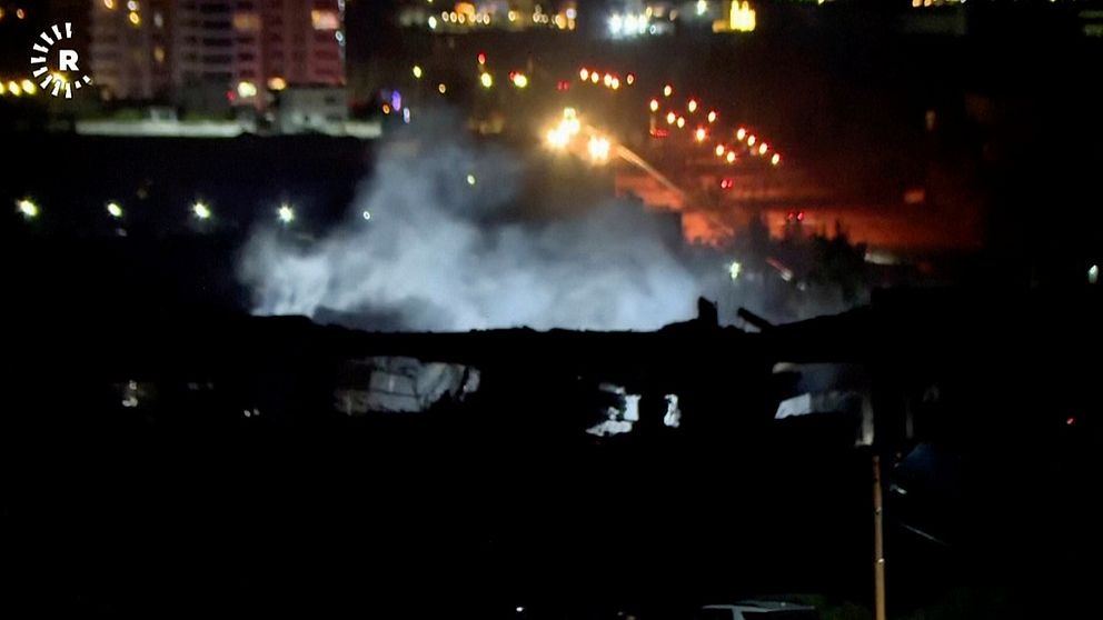 Skärmklipp från Rudaw tv visar hur rök stiger från en byggnad.