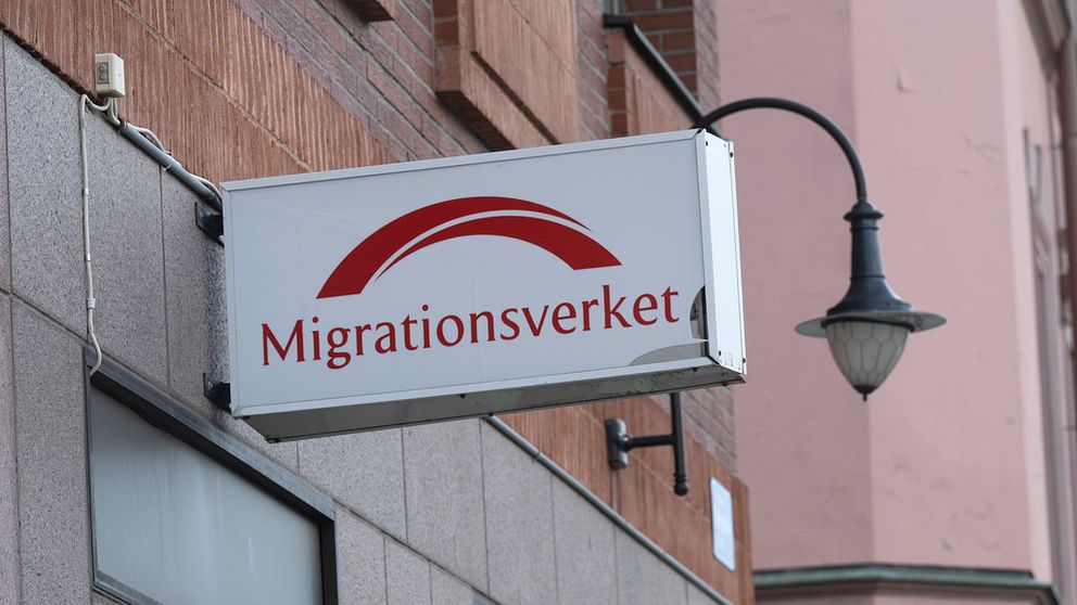 Migrationsverketskylt på en fasad.