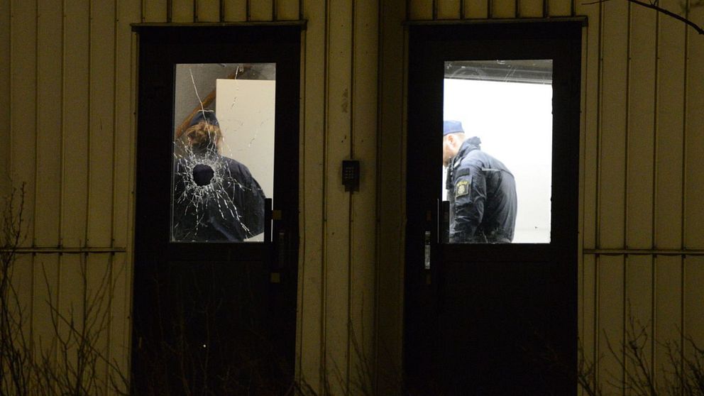 Polisen undesöker port i Sundsvall där ruta krossats efter skottlossning.