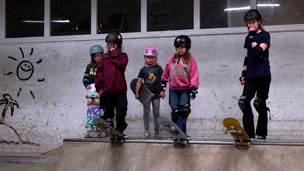 Fem tjejer i KFUM:s skatepark i Jönköping väntar på att åka