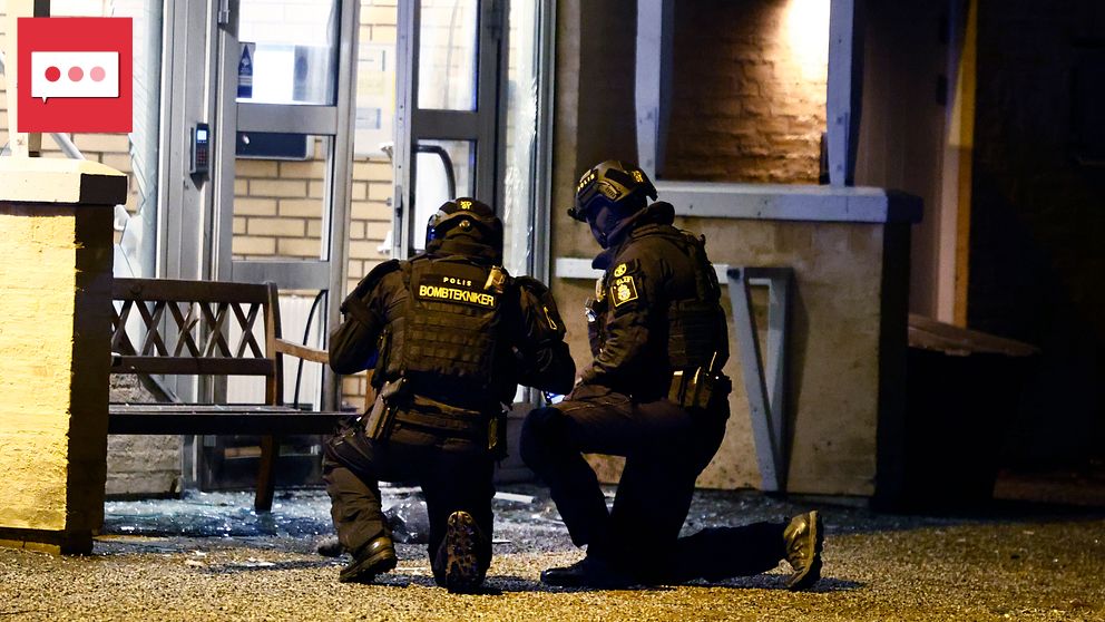 Polisens bombtekniker undersöker en sprängd port.